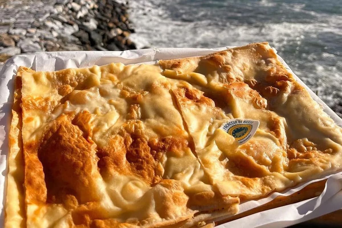 Focaccia ligure servita durante una tappa gastronomica a Recco