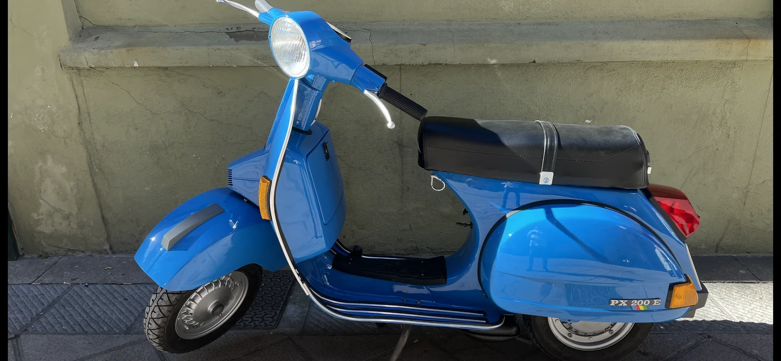Vespa PX 200 E blu fotografata di profilo